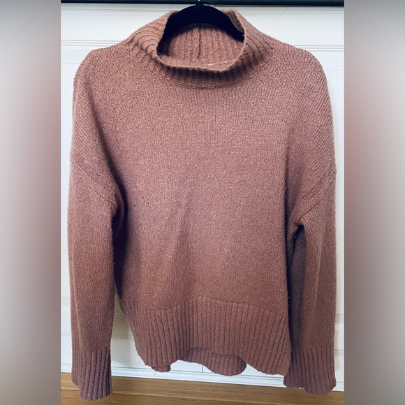 FRAME TURTLE NECK SWEATER WITH SIDE SLITS